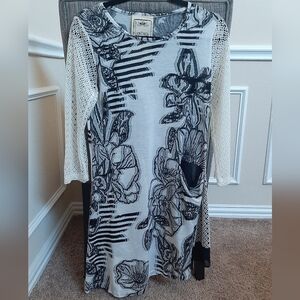 🆕️ Vintage Black and White Floral Tunic Dress with Crochet Sleeves